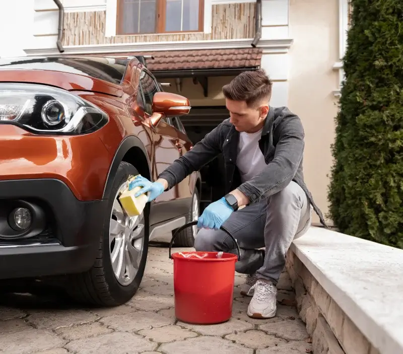 Lavage auto à domicile Montagny-les-Lanches : professionnel intervenant sur un véhicule